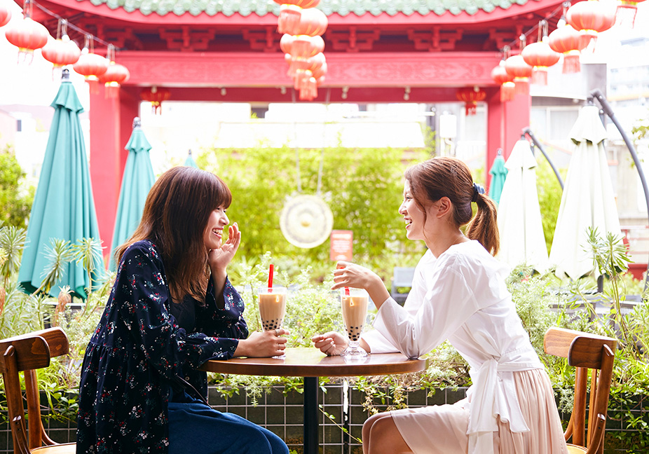 モダンで中国気分も味わえるテラス席が人気