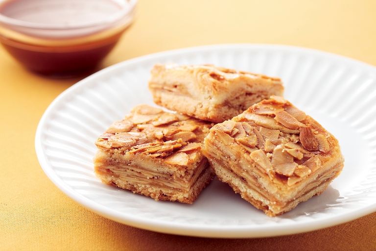 【１F横浜博覧館マーケット】大人気の横浜土産「横濱レンガ通り」と、当店オリジナルの「ふかひれスープ」の試食会 を行います。