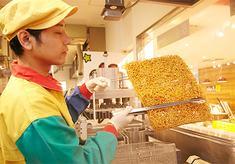 入場無料！ベビースターのできあがる様子を見よう