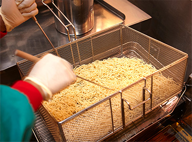 製麺した麺を「蒸す」