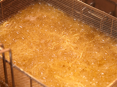 高温の油で「揚げる」