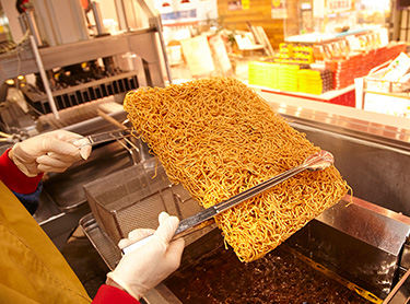 取り出して「油を切る」